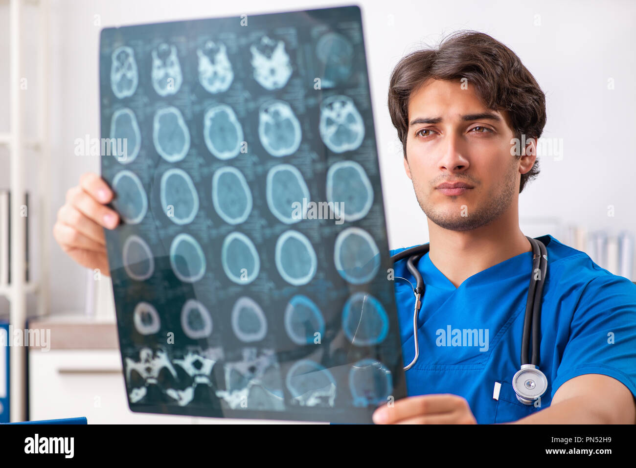 Maschio di medico radiologo con raggi x può immagine Foto Stock
