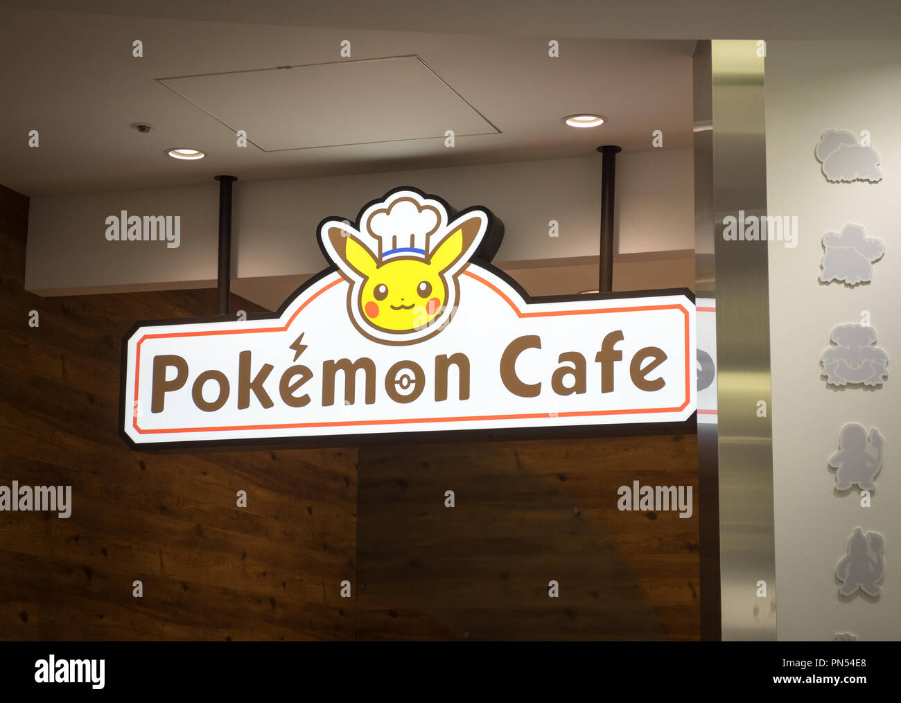 Un segno per il Pokémon Cafe (Pokemon Cafe) presso le Pokemon Center Tokyo DX (Centro Pokémon DX). Nihombashi, Tokyo, Giappone. Foto Stock