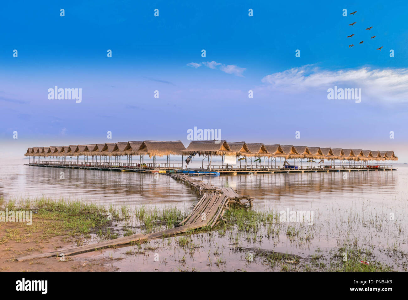 Abstract il soft focus silhouette del tramonto con la zattera,pontone galleggiante, houseboat per una rilassante,bellissimo cielo cloud in Thailandia. Foto Stock