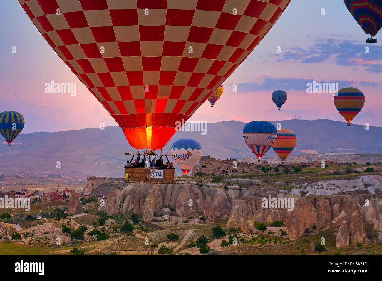 Palloncini volo il sunrise alba cielo, Cappadocia, Anatolia, Turchia Foto Stock