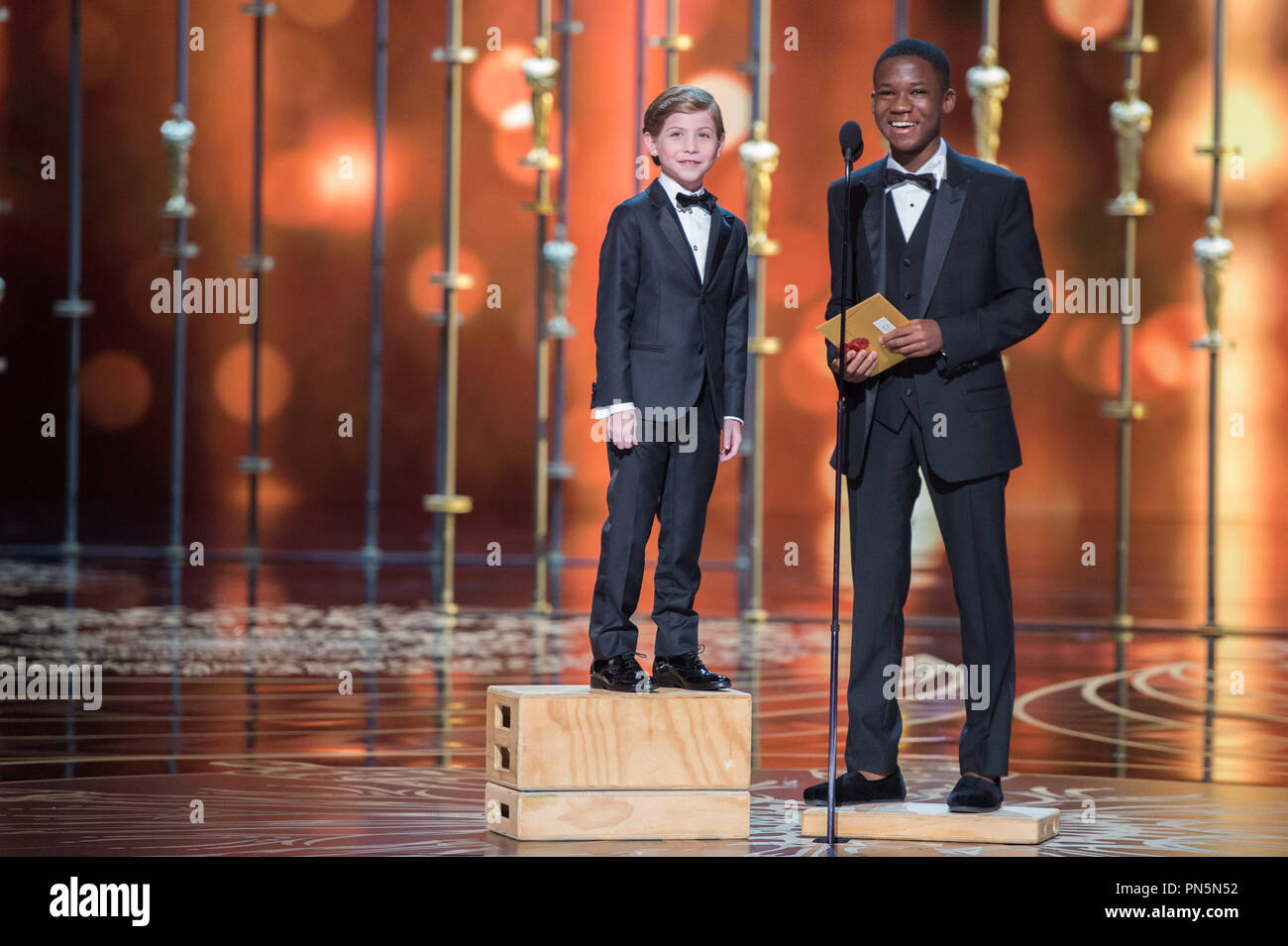 Presenter Giacobbe Tremblay e Host di Chris Rock sul palco durante il live ABC teletrasmesso del 88th Oscar® al Dolby® Theatre di Hollywood, CA domenica 28 febbraio, 2016. Riferimento al file # 32854 564THA per solo uso editoriale - Tutti i diritti riservati Foto Stock