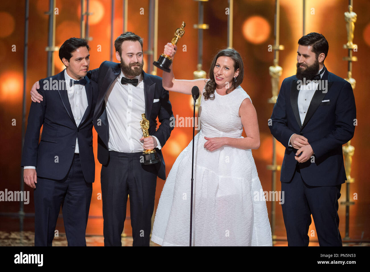 Benjamin Cleary (seconda da L) e Serena Armitage accettare l'OSCAR® per Best live action short film, per lavorare su "Stutterer" durante il live ABC teletrasmesso del 88th Oscar® al Dolby® Theatre di Hollywood, CA domenica 28 febbraio, 2016. Riferimento al file # 32854 565THA per solo uso editoriale - Tutti i diritti riservati Foto Stock