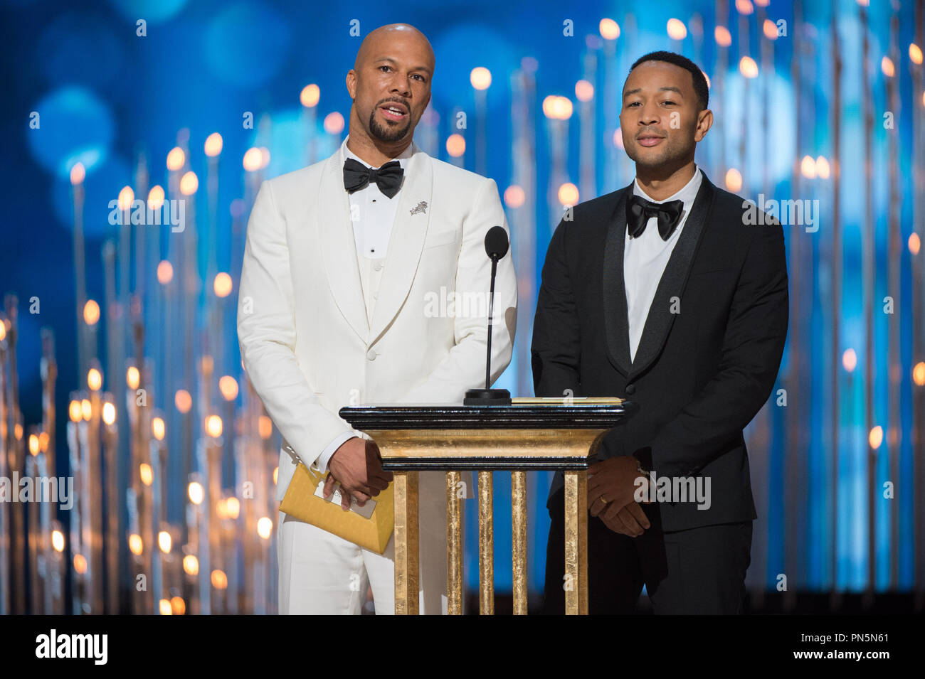 I presentatori comune e John Legend sul palco durante il live ABC teletrasmesso del 88th Oscar® al Dolby® Theatre di Hollywood, CA domenica 28 febbraio, 2016. Riferimento al file # 32854 589THA per solo uso editoriale - Tutti i diritti riservati Foto Stock