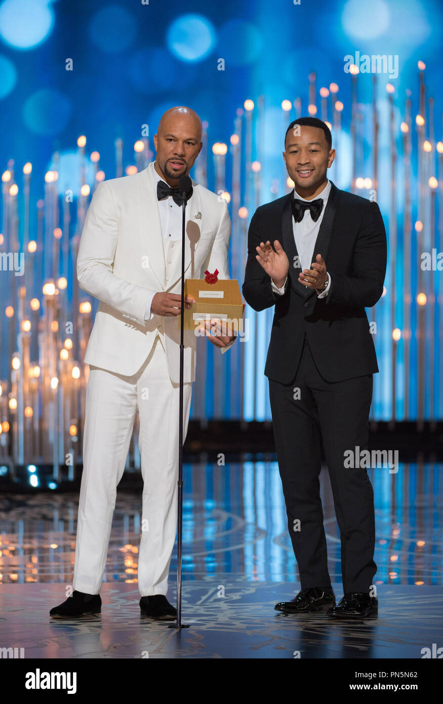 I presentatori comune e John Legend sul palco durante il live ABC teletrasmesso del 88th Oscar® al Dolby® Theatre di Hollywood, CA domenica 28 febbraio, 2016. Riferimento al file # 32854 590THA per solo uso editoriale - Tutti i diritti riservati Foto Stock