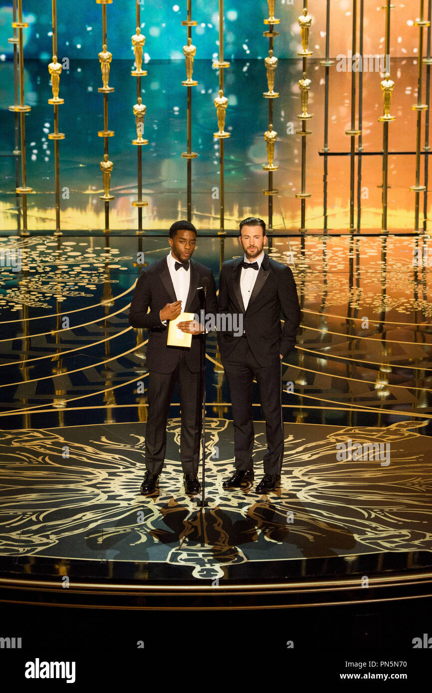 I presentatori Chadwick Boseman e Chris Evans sul palco durante il live ABC teletrasmesso del 88th Oscar® al Dolby® Theatre di Hollywood, CA domenica 28 febbraio, 2016. Riferimento al file # 32854 608THA per solo uso editoriale - Tutti i diritti riservati Foto Stock