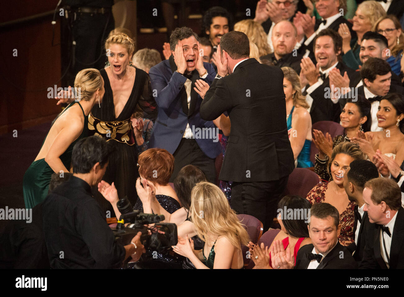 Sunrise Coigney e Oscar®-Nominee, Mark Ruffalo, reagiscono all'annuncio per l'OSCAR® per Best Motion Picture dell'anno, per lavorare su "Spotlight" durante il live ABC teletrasmesso del 88th Oscar® al Dolby® Theatre di Hollywood, CA domenica 28 febbraio, 2016. Riferimento al file # 32854 782THA per solo uso editoriale - Tutti i diritti riservati Foto Stock