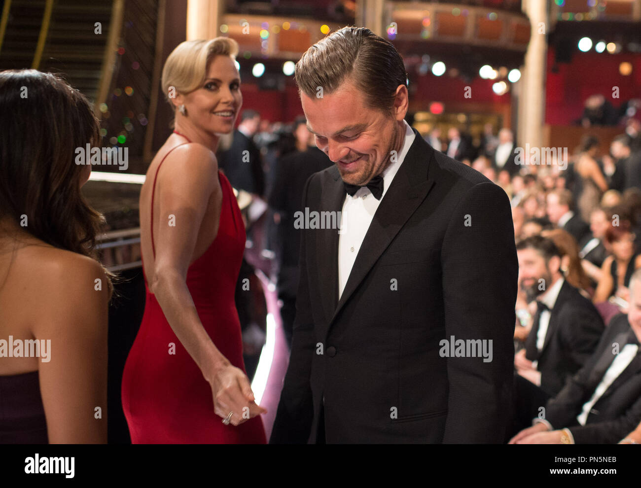 Leonardo DiCaprio e Charlize Theron durante il live ABC teletrasmesso del 88th Oscar® al Dolby® Theatre di Hollywood, CA domenica 28 febbraio, 2016. Riferimento al file # 32854 792THA per solo uso editoriale - Tutti i diritti riservati Foto Stock