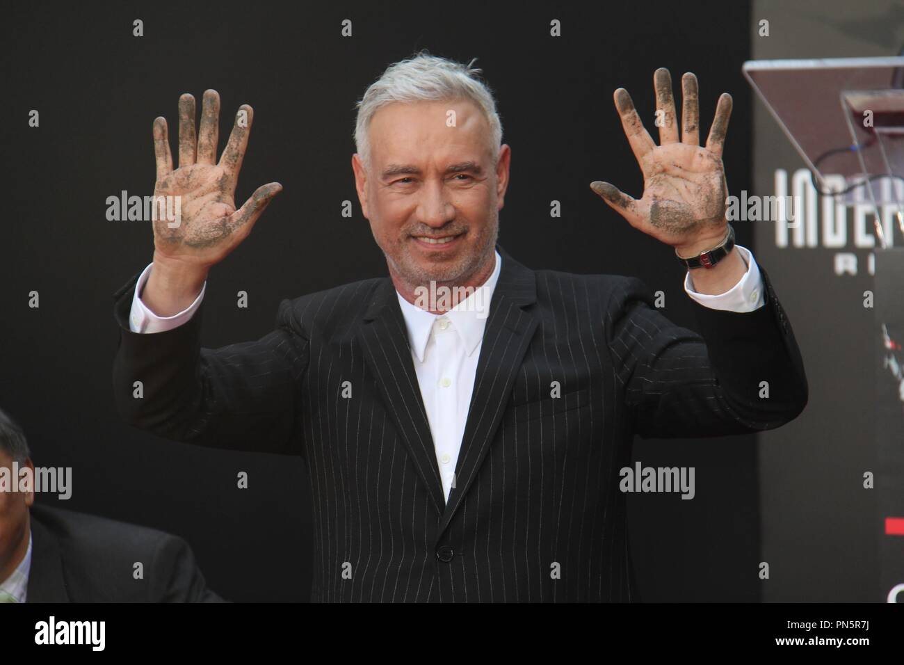 Roland Emmerich 06/20/2016 mano e cerimonia di footprint di Roland Emmerich da 'Giorno Di Indipendenza: risorgere" tenutosi presso la leva TCL Teatro Cinese a Hollywood, CA Foto di Izumi Hasegawa / HNW / PictureLux Foto Stock