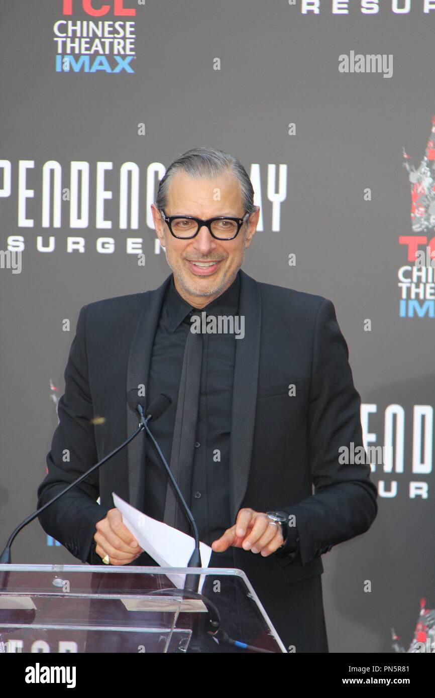 Jeff Goldblum 06/20/2016 mano e cerimonia di footprint di Roland Emmerich da 'Giorno Di Indipendenza: Resurgenceh tenutosi presso la leva TCL Teatro Cinese a Hollywood, CA Foto di Izumi Hasegawa / HNW / PictureLux Foto Stock