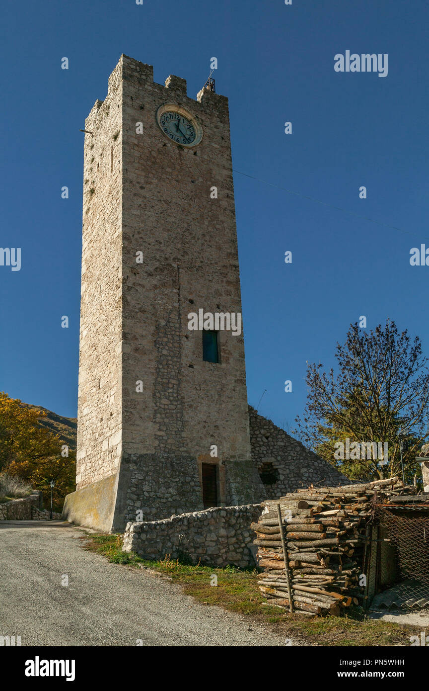 Tione di clock tower, Abruzzo Foto Stock