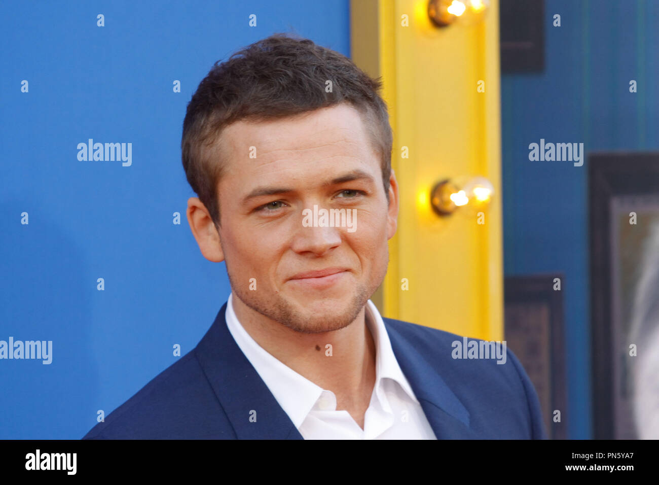 Taron Egerton alla Premiere mondiale di Universal Pictures' "ing" tenutasi presso il Teatro di Microsoft in L.A. Vive a Los Angeles, CA, 3 dicembre 2016. Foto di Giuseppe Martinez / PictureLux Foto Stock