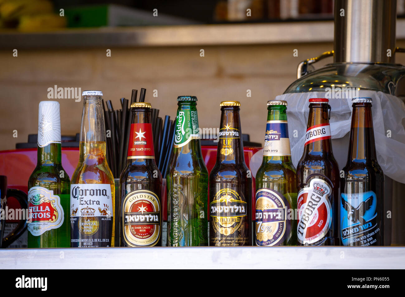 Fila di bottiglie di birra in stallo in un caffè di Jaffa, Tel Aviv, Israele Foto Stock