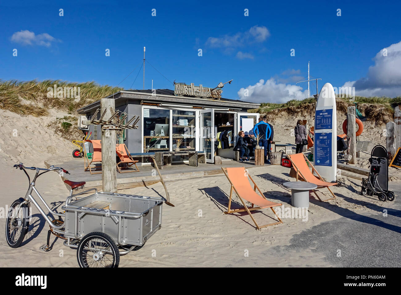 Negozio di Surf Scuola di Surf Surf Cafè presso la spiaggia su Sdr. In Strandvej Løkken Vendsyssel, Jylland Danimarca Europa Foto Stock