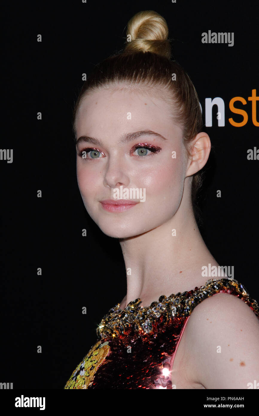 Elle Fanning alla premiere di 'Il Neon di Demon' tenuto presso ArcLight Cinema Glossari Affini cupola in Hollywood, CA, 14 giugno 2016. Foto di Joe Martinez / PictureLux Foto Stock