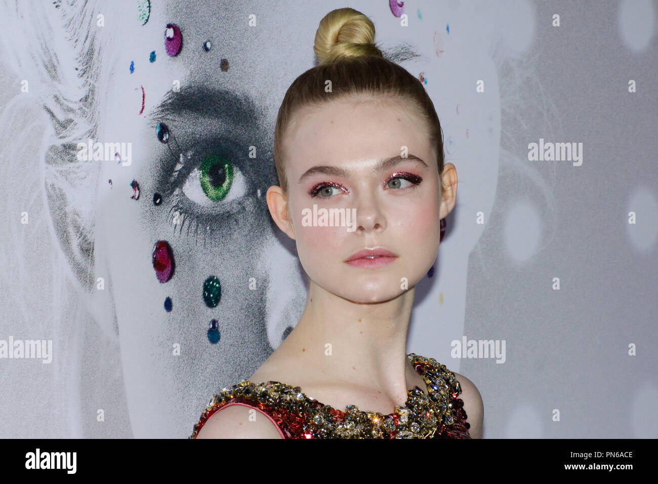 Elle Fanning alla premiere di 'Il Neon di Demon' tenuto presso ArcLight Cinema Glossari Affini cupola in Hollywood, CA, 14 giugno 2016. Foto di Joe Martinez / PictureLux Foto Stock