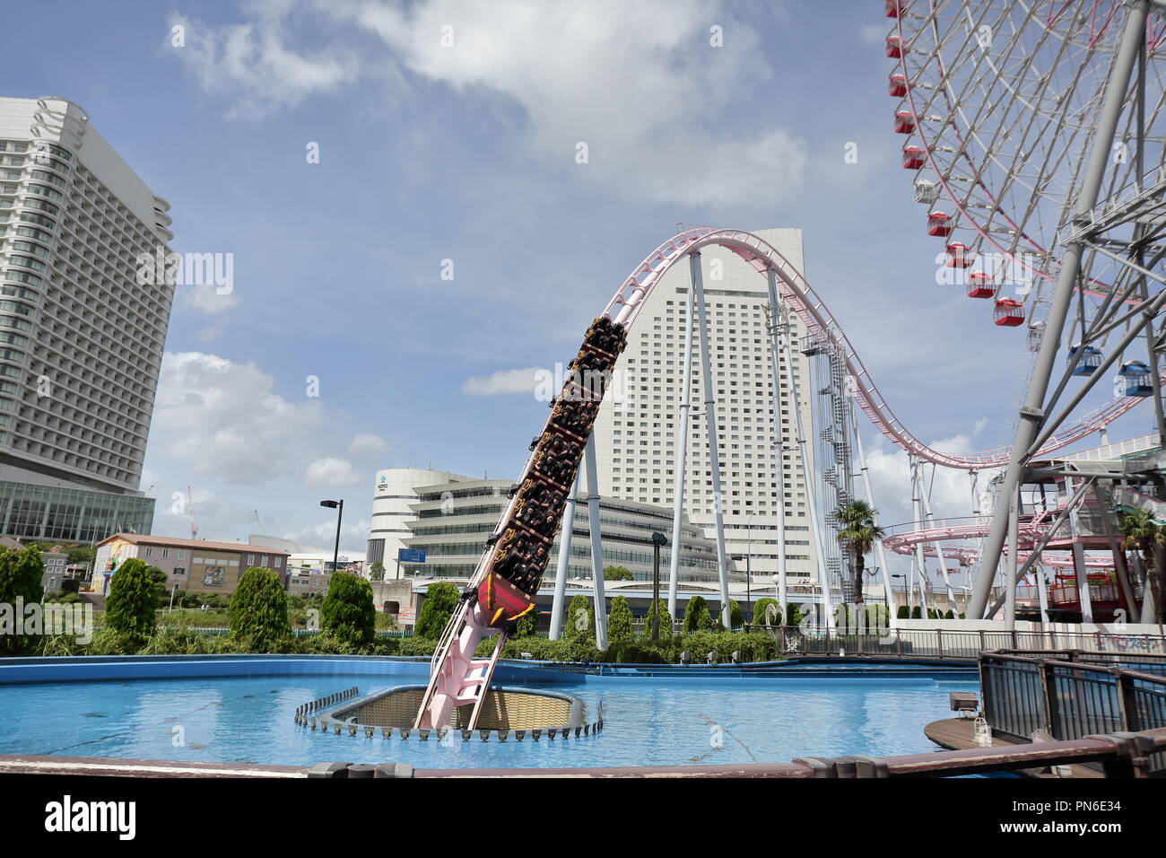 I turisti a cavallo su un eccitante roller coaster in un parco a tema di Yokohama Foto Stock