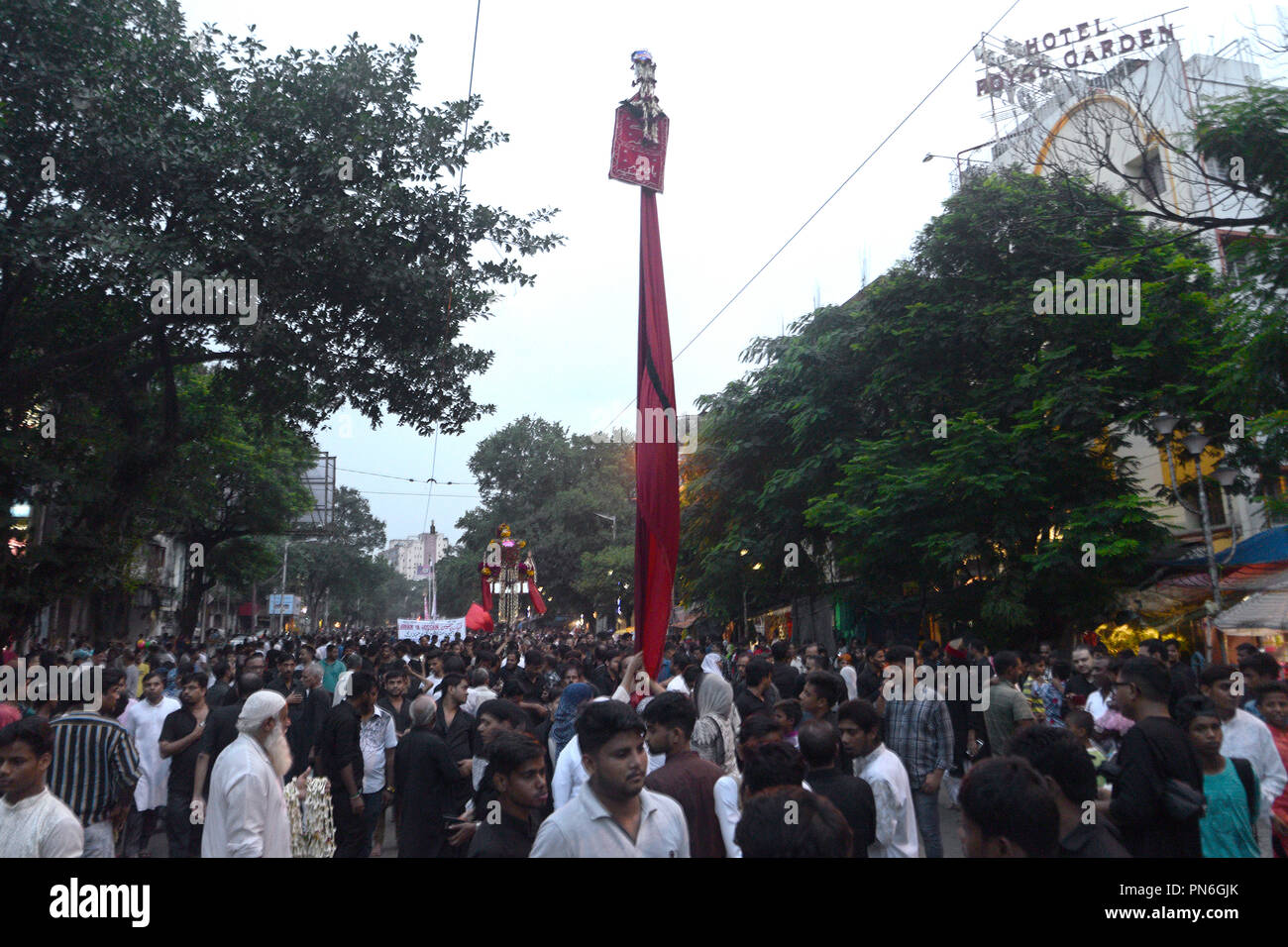 Kolkata, India. Xix Sep, 2018. Indian musulmani sciiti piangono durante la processione davanti a Muharram. Indiano musulmano sciita prendere parte in una processione durante i dieci giorni di lutto periodo fino a Ashura, commemora la morte dell imam Hussein che fu ucciso dagli eserciti del rivale Yazid vicino Karbal in 680annuncio. Credito: Saikat Paolo/Pacific Press/Alamy Live News Foto Stock
