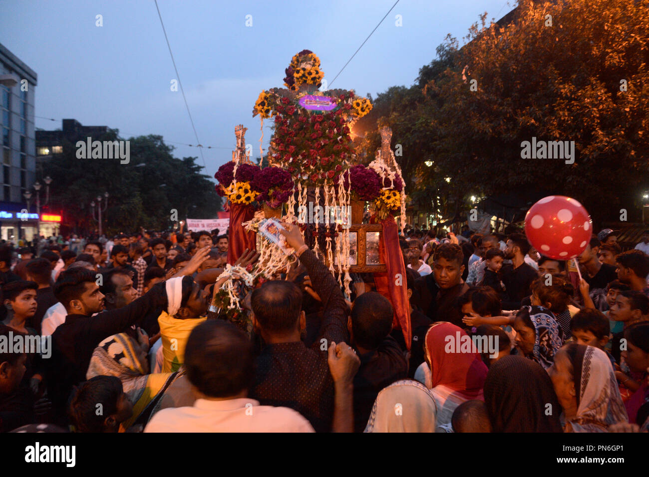 Kolkata, India. Xix Sep, 2018. Indian musulmani sciiti piangono durante la processione davanti a Muharram. Indiano musulmano sciita prendere parte in una processione durante i dieci giorni di lutto periodo fino a Ashura, commemora la morte dell imam Hussein che fu ucciso dagli eserciti del rivale Yazid vicino Karbal in 680annuncio. Credito: Saikat Paolo/Pacific Press/Alamy Live News Foto Stock