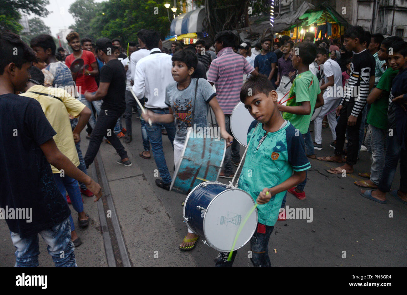 Kolkata, India. Xix Sep, 2018. Ragazzo sciita battere il tamburo durante la processione davanti a Muharram. Indiano musulmano sciita prendere parte in una processione durante i dieci giorni di lutto periodo fino a Ashura, commemora la morte dell imam Hussein che fu ucciso dagli eserciti del rivale Yazid vicino Karbal in 680annuncio. Credito: Saikat Paolo/Pacific Press/Alamy Live News Foto Stock