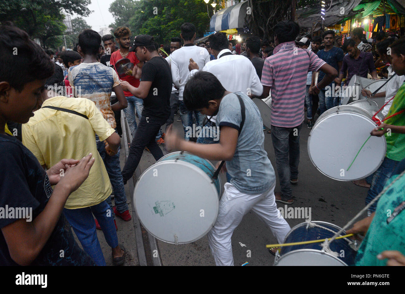 Kolkata, India. Xix Sep, 2018. Ragazzo sciita battere il tamburo durante la processione davanti a Muharram. Indiano musulmano sciita prendere parte in una processione durante i dieci giorni di lutto periodo fino a Ashura, commemora la morte dell imam Hussein che fu ucciso dagli eserciti del rivale Yazid vicino Karbal in 680annuncio. Credito: Saikat Paolo/Pacific Press/Alamy Live News Foto Stock