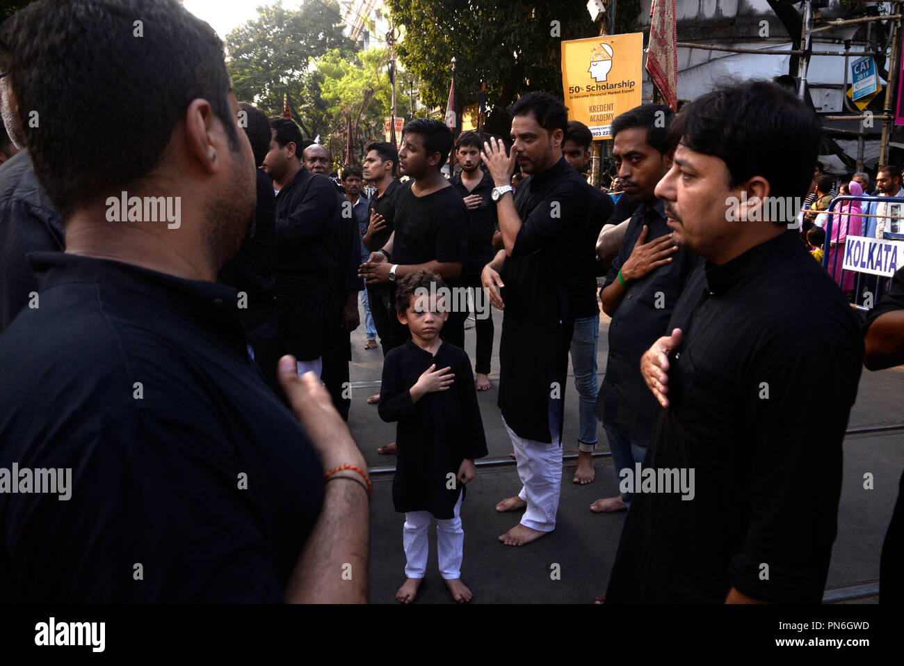 Kolkata, India. Xix Sep, 2018. Indian musulmani sciiti piangono durante la processione davanti a Muharram. Indiano musulmano sciita prendere parte in una processione durante i dieci giorni di lutto periodo fino a Ashura, commemora la morte dell imam Hussein che fu ucciso dagli eserciti del rivale Yazid vicino Karbal in 680annuncio. Credito: Saikat Paolo/Pacific Press/Alamy Live News Foto Stock