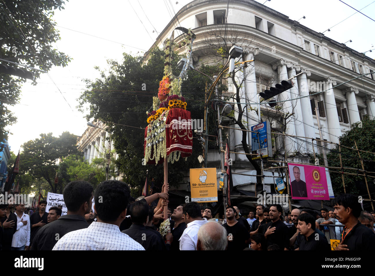 Kolkata, India. Xix Sep, 2018. Indian musulmani sciiti piangono durante la processione davanti a Muharram. Indiano musulmano sciita prendere parte in una processione durante i dieci giorni di lutto periodo fino a Ashura, commemora la morte dell imam Hussein che fu ucciso dagli eserciti del rivale Yazid vicino Karbal in 680annuncio. Credito: Saikat Paolo/Pacific Press/Alamy Live News Foto Stock