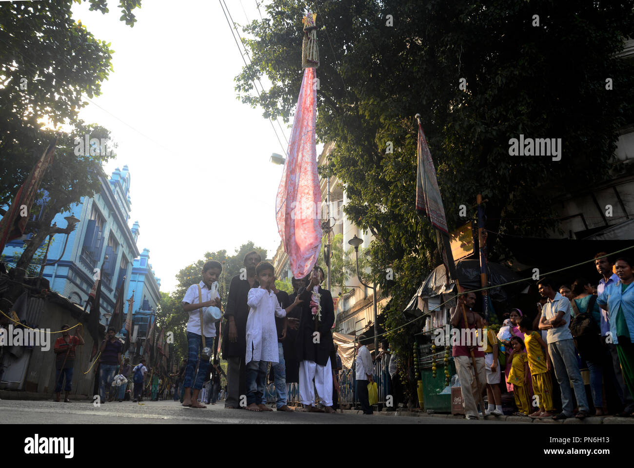 Kolkata, India. Xix Sep, 2018. Indian musulmani sciiti piangono durante la processione davanti a Muharram. Indiano musulmano sciita prendere parte in una processione durante i dieci giorni di lutto periodo fino a Ashura, commemora la morte dell imam Hussein che fu ucciso dagli eserciti del rivale Yazid vicino Karbal in 680annuncio. Credito: Saikat Paolo/Pacific Press/Alamy Live News Foto Stock