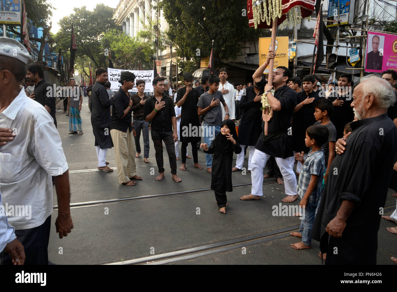 Kolkata, India. Xix Sep, 2018. Indian musulmani sciiti piangono durante la processione davanti a Muharram. Indiano musulmano sciita prendere parte in una processione durante i dieci giorni di lutto periodo fino a Ashura, commemora la morte dell imam Hussein che fu ucciso dagli eserciti del rivale Yazid vicino Karbal in 680annuncio. Credito: Saikat Paolo/Pacific Press/Alamy Live News Foto Stock