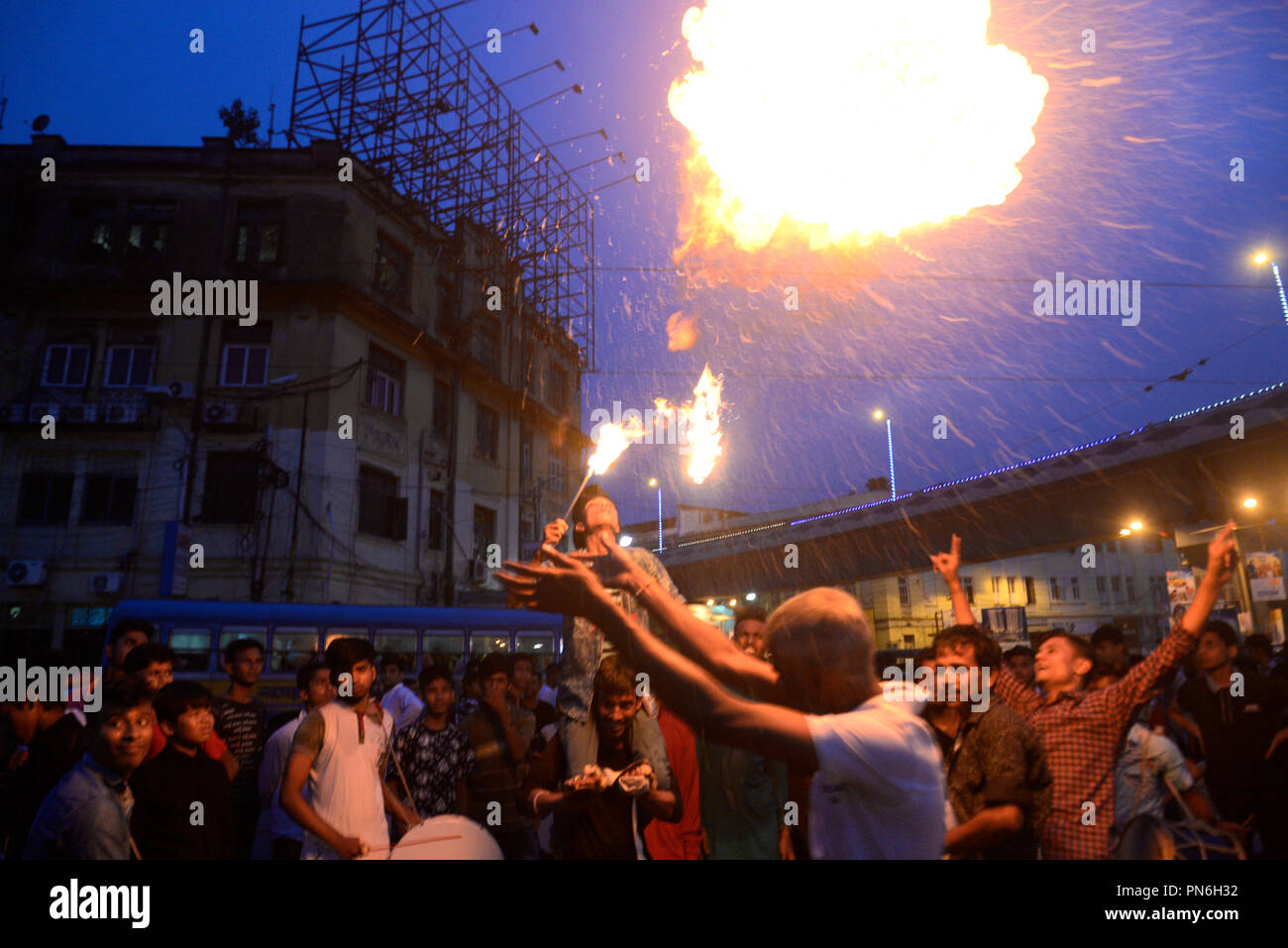 Kolkata, India. Xix Sep, 2018. Sciita eseguire gli uomini con il fuoco durante la processione davanti a Muharram. Indiano musulmano sciita prendere parte in una processione durante i dieci giorni di lutto periodo fino a Ashura, commemora la morte dell imam Hussein che fu ucciso dagli eserciti del rivale Yazid vicino Karbal in 680annuncio. Credito: Saikat Paolo/Pacific Press/Alamy Live News Foto Stock