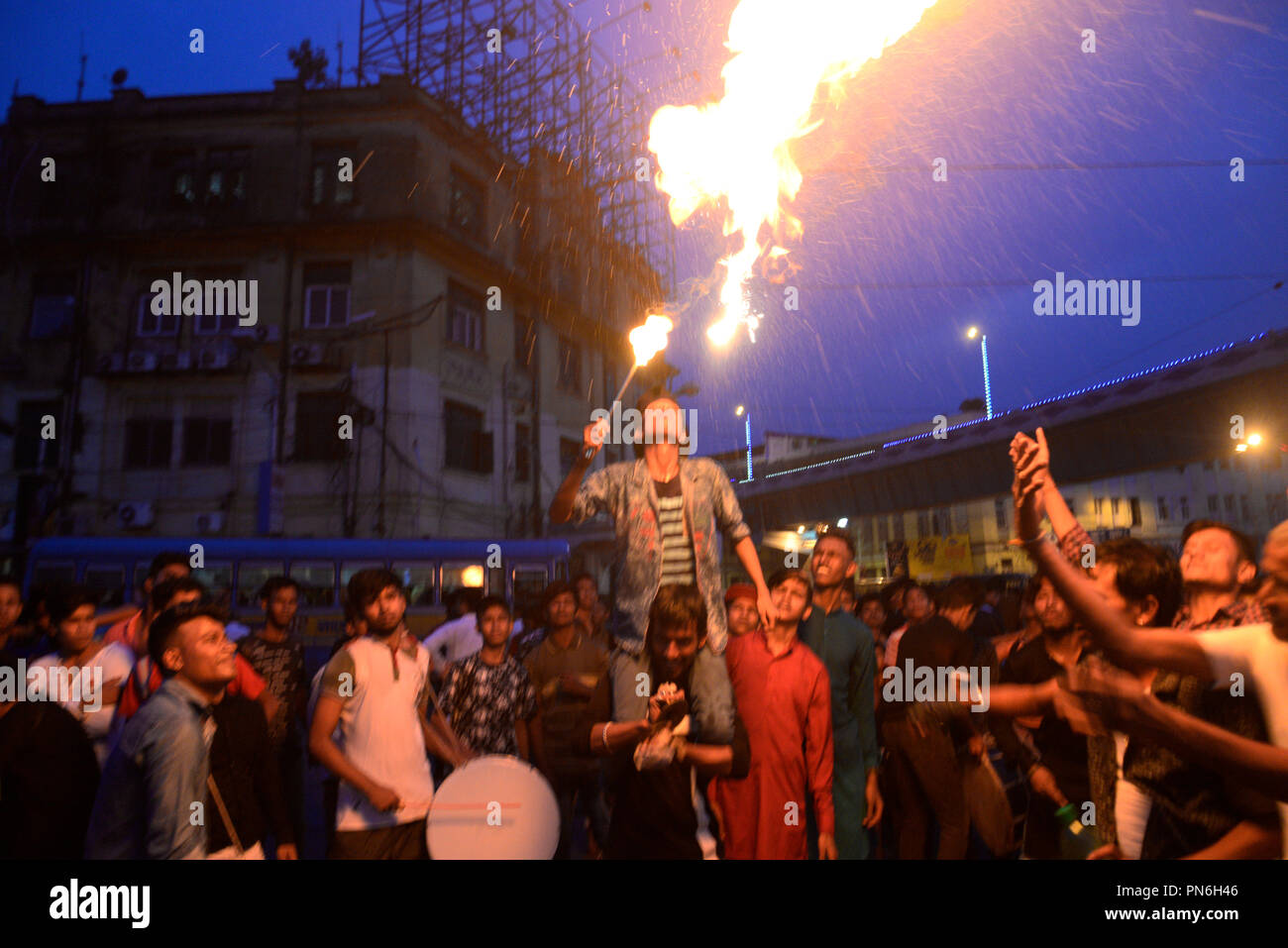 Kolkata, India. Xix Sep, 2018. Sciita eseguire gli uomini con il fuoco durante la processione davanti a Muharram. Indiano musulmano sciita prendere parte in una processione durante i dieci giorni di lutto periodo fino a Ashura, commemora la morte dell imam Hussein che fu ucciso dagli eserciti del rivale Yazid vicino Karbal in 680annuncio. Credito: Saikat Paolo/Pacific Press/Alamy Live News Foto Stock