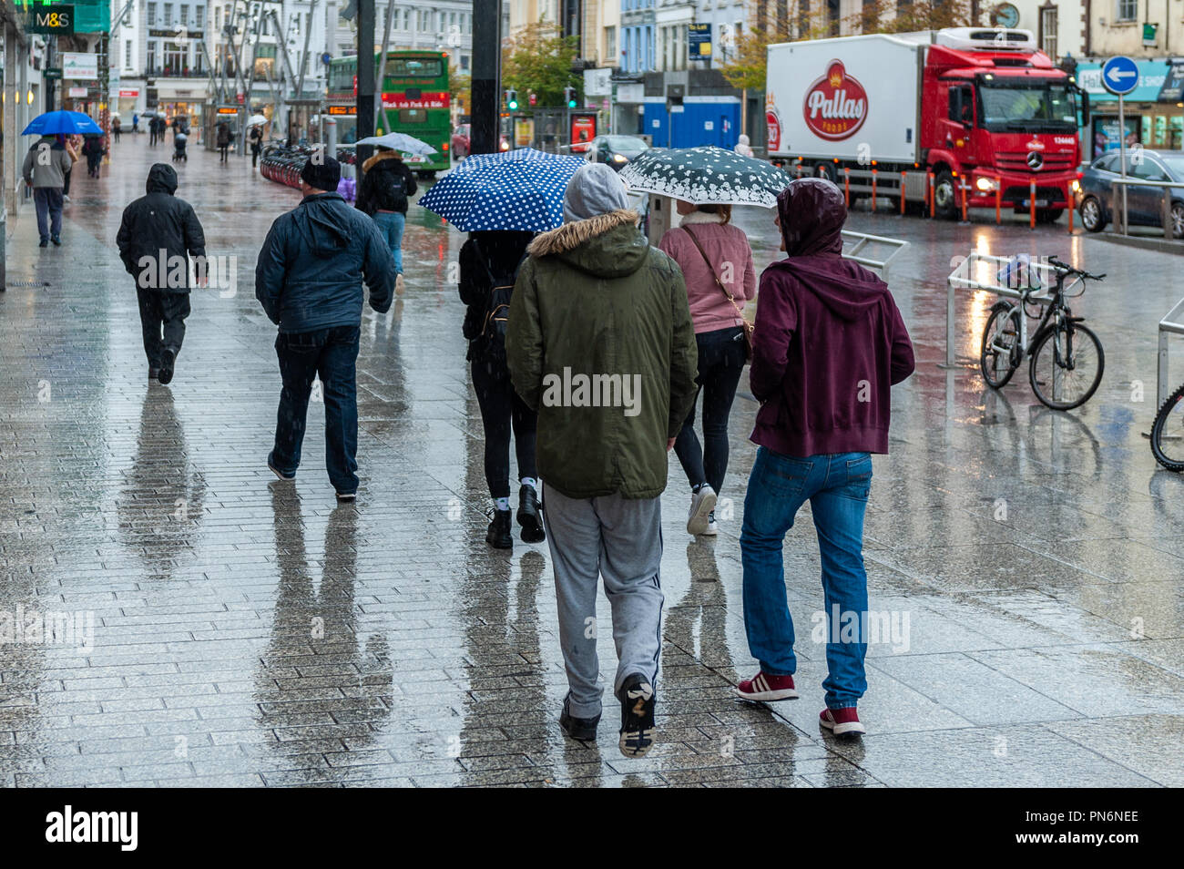 Cork, Irlanda. Xx Settembre, 2018. La gente ha fretta di loro destinazione in heavy rain nel centro cittadino di Cork. Cork è una delle 7 contee irlandesi ad essere rilasciato un giallo di avvertimento Meteo da Met Eireann con Storm Bronagh aspetta di colpire l'Irlanda di domenica. Credito: Andy Gibson/Alamy Live News. Foto Stock