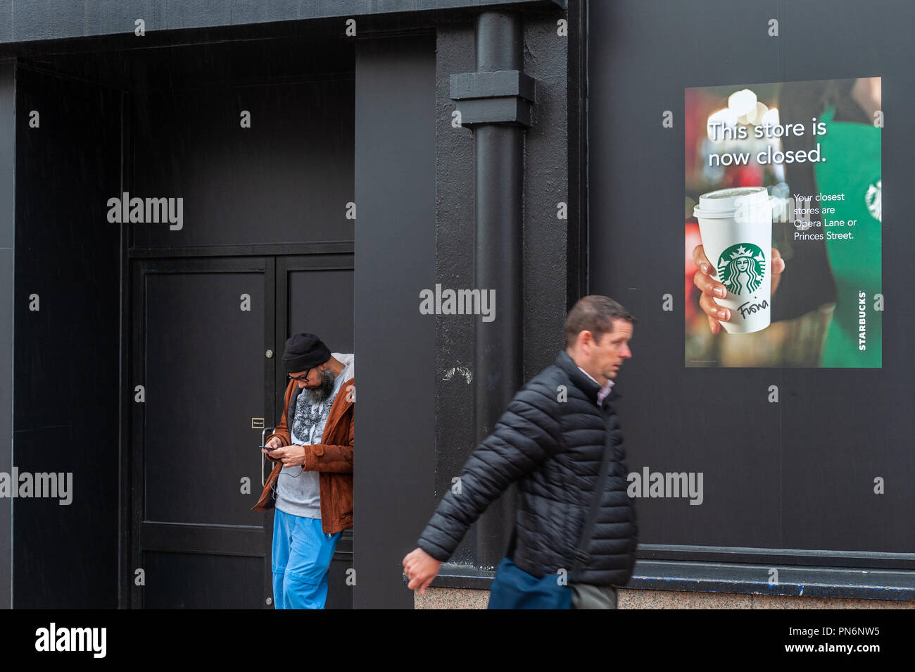 Patrick Street, Cork, Irlanda. 20 settembre 2018. Starbucks Café è chiuso dopo un anno di battaglie con An Bord Pleanála, l'Irish Planning Board. L'edificio ospitava un negozio di telefonia mobile, ma Starbucks l'ha preso in consegna e non ha chiesto il permesso di progettare. Starbucks ha poi rimosso sedie, tavoli e servizi igienici per i clienti e ha affermato che questo lo ha reso un negozio, cosa a cui la commissione di pianificazione si è opposta. Starbucks si è finalmente trasferito questa settimana. Credito: AG News/Alamy Live News. Foto Stock