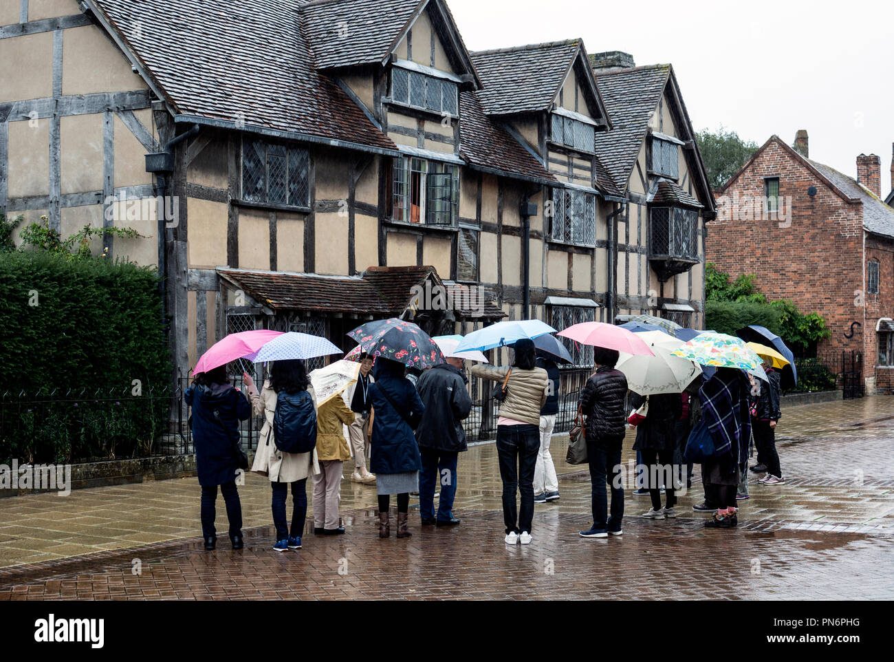 Stratford-upon-Avon Warwickshire. Xx Settembre 2018. Stratford-upon-Avon, Warwickshire, Inghilterra, Regno Unito. Turisti stranieri sopportare il tempo umido mentre si visita il luogo di nascita di William Shakespeare a Stratford-upon-Avon centro città. Credito: Colin Underhill/Alamy Live News Foto Stock