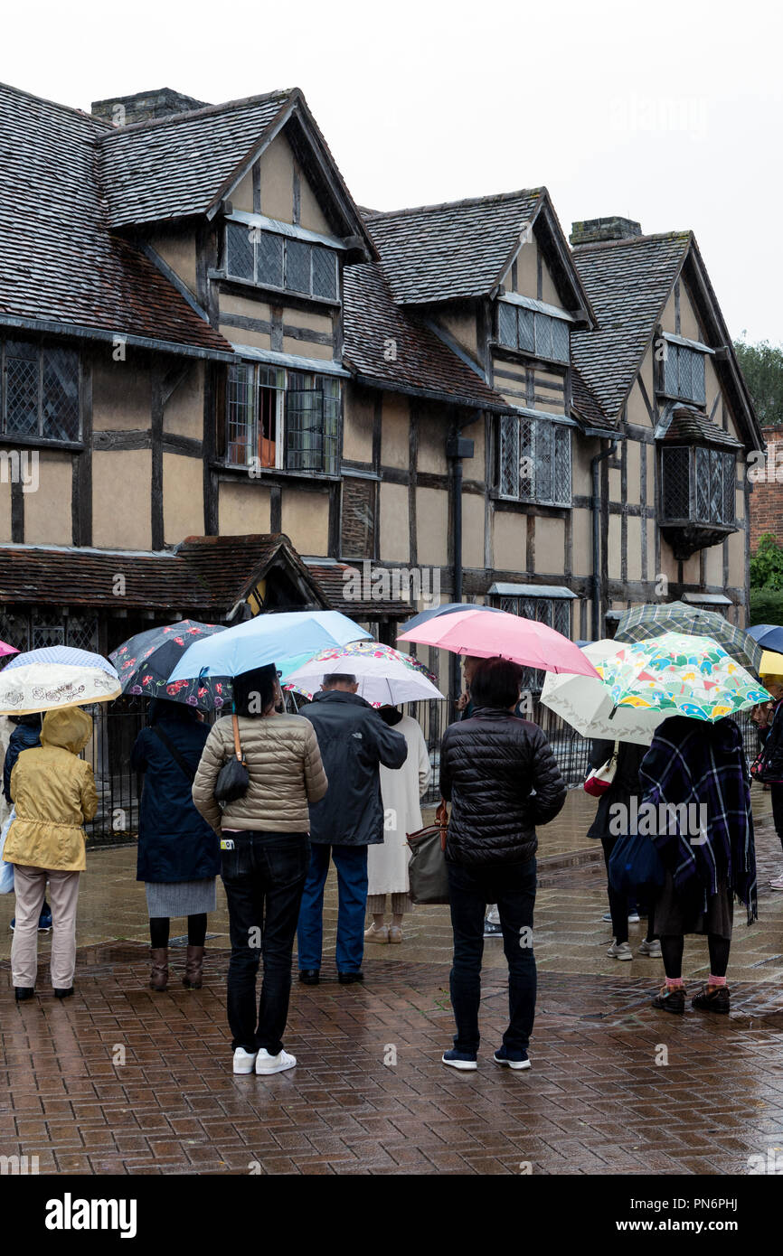Stratford-upon-Avon Warwickshire. Xx Settembre 2018. Stratford-upon-Avon, Warwickshire, Inghilterra, Regno Unito. Turisti stranieri sopportare il tempo umido mentre si visita il luogo di nascita di William Shakespeare a Stratford-upon-Avon centro città. Credito: Colin Underhill/Alamy Live News Foto Stock