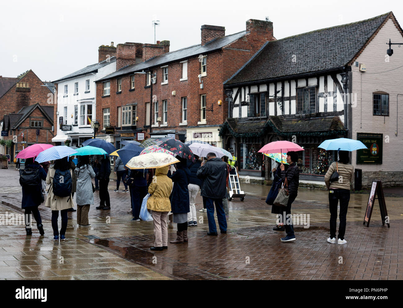 Stratford-upon-Avon Warwickshire. Xx Settembre 2018. Stratford-upon-Avon, Warwickshire, Inghilterra, Regno Unito. Turisti stranieri sopportare il tempo umido a Stratford-upon-Avon centro città. Credito: Colin Underhill/Alamy Live News Foto Stock