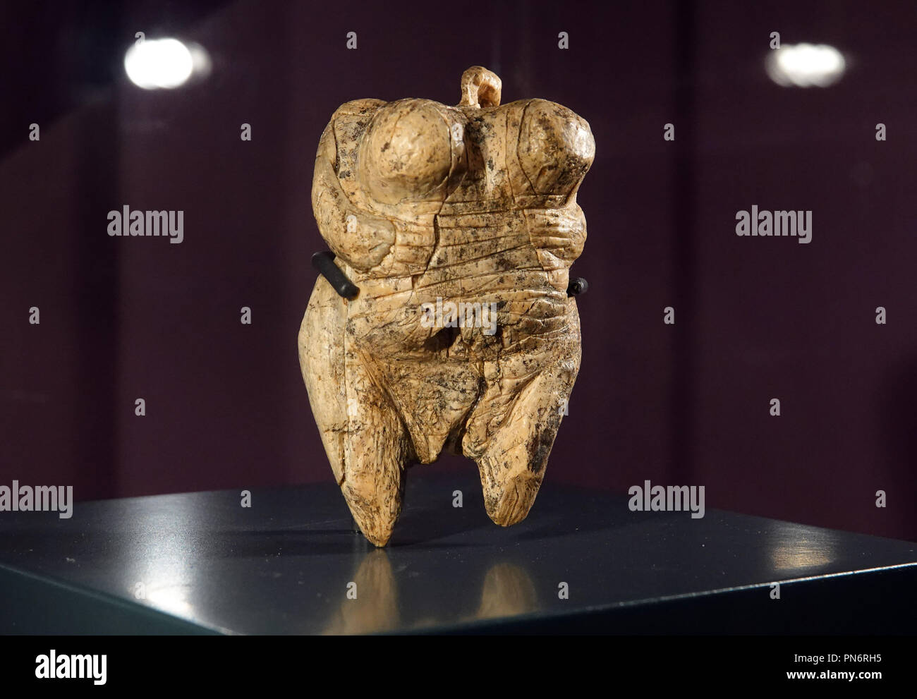 Il 20 settembre 2018, Berlin: circa 40 000 anni di Venere vom Hohle Fels sorge in una vetrina nella mostra 'Bewegte Zeiten. Archeologia in Germania' nell'Martin-Gropius-Bau. La più spettacolare di reperti degli ultimi venti anni da tutta la Germania sono mostrati. Più di 1000 presenta da tutti gli stati tedeschi, dal Cielo Nebra disco al porto antico muro romano di Colonia, sarà presentato. Foto: Anne Pollmann/dpa Foto Stock
