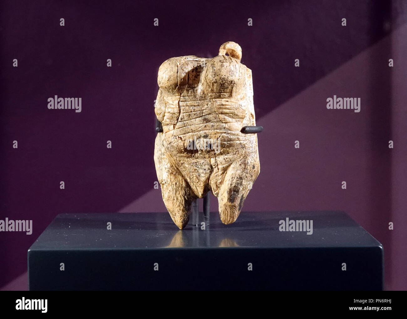 Il 20 settembre 2018, Berlin: circa 40 000 anni di Venere vom Hohle Fels sorge in una vetrina nella mostra 'Bewegte Zeiten. Archeologia in Germania' nell'Martin-Gropius-Bau. La più spettacolare di reperti degli ultimi venti anni da tutta la Germania sono mostrati. Più di 1000 presenta da tutti gli stati tedeschi, dal Cielo Nebra disco al porto antico muro romano di Colonia, sarà presentato. Foto: Anne Pollmann/dpa Foto Stock