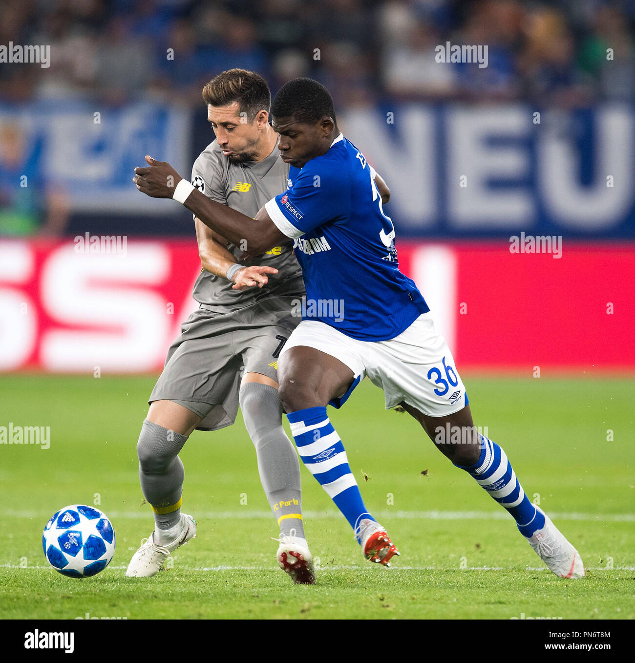 Gelsenkirchen, Deutschland. Xviii Sep, 2018. Breel EMBOLO (GE) in un duello contro Hector HERRERA l. (P), azione, duelli Football Champions League, Turno preliminare, 1. giornata, FC Schalke 04 (GE) - FC Porto (P) 1: 1, su 18/09/2018 a Gelsenkirchen/Germania. ## DFL regolamenti vietano qualsiasi uso di fotografie come sequenze di immagini e/o quasi-video ## | Utilizzo di credito in tutto il mondo: dpa/Alamy Live News Foto Stock