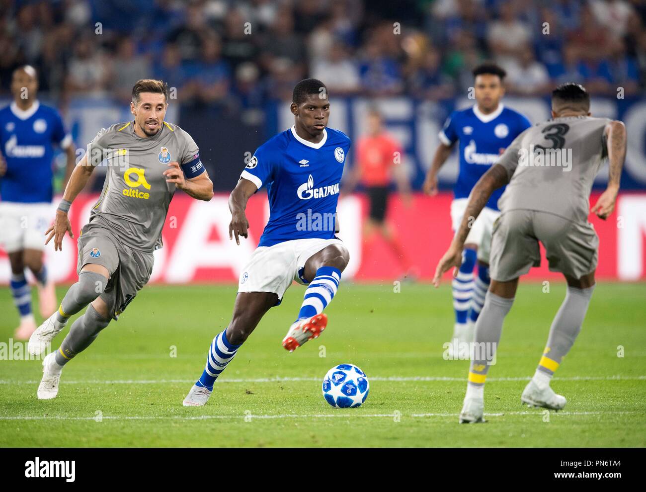 Gelsenkirchen, Deutschland. Xviii Sep, 2018. Breel EMBOLO (GE) in un duello contro Eder MILITAO r. (P) e Hector HERRERA l. (P), azione, calcio Champions League, Turno preliminare, 1. giornata, FC Schalke 04 (GE) - FC Porto (P) 1: 1, su 18/09/2018 a Gelsenkirchen/Germania. ## DFL regolamenti vietano qualsiasi uso di fotografie come sequenze di immagini e/o quasi-video ## | Utilizzo di credito in tutto il mondo: dpa/Alamy Live News Foto Stock