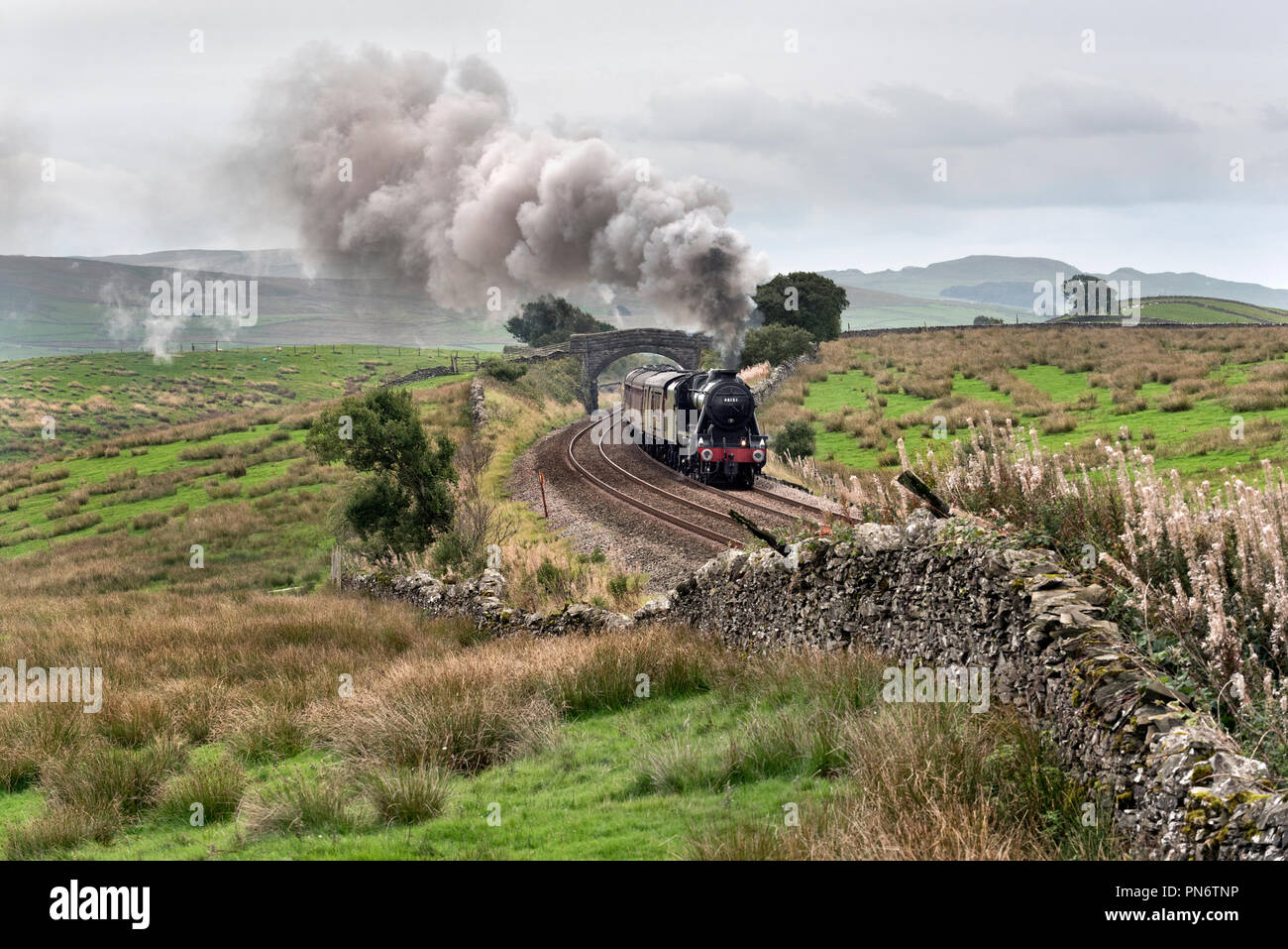 Horton in Ribblesdale, UK. 'L'Pendle Dalesman' vapore sale speciale il gradiente ripido fino Ribblesdale en route a Carlisle. Il treno è visto qui vicino a Horton in Ribblesdale, nel Yorkshire Dales National Park. L'escursione ha cominciato a Wolverhampton e di vapore è stato trainato su Settle-Carlisle linea ferroviaria. Credito: John Bentley/Alamy Live News Foto Stock