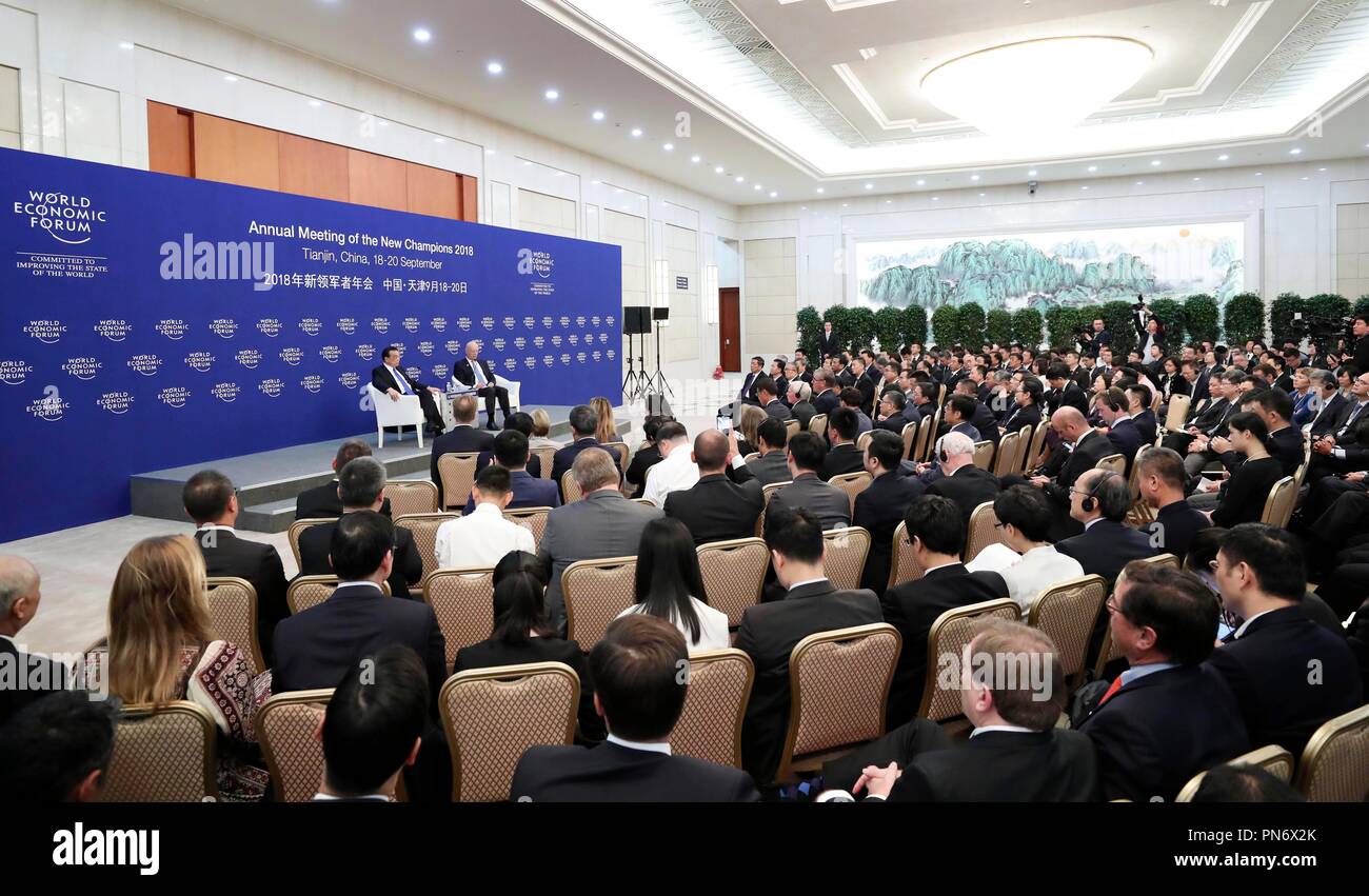 (180920) -- TIANJIN, Sett. 20, 2018 (Xinhua) -- il Premier cinese LI Keqiang mantiene un dialogo con rappresentanti di comunità come industria e commercio, finanza, think tanks e media di frequentare l'estate Davos 2018 a Tianjin Meijiang Centro esposizioni e conferenze nel nord della Cina di Tianjin, Sett. 20, 2018. (Xinhua/Pang Xinglei) (mm) Foto Stock