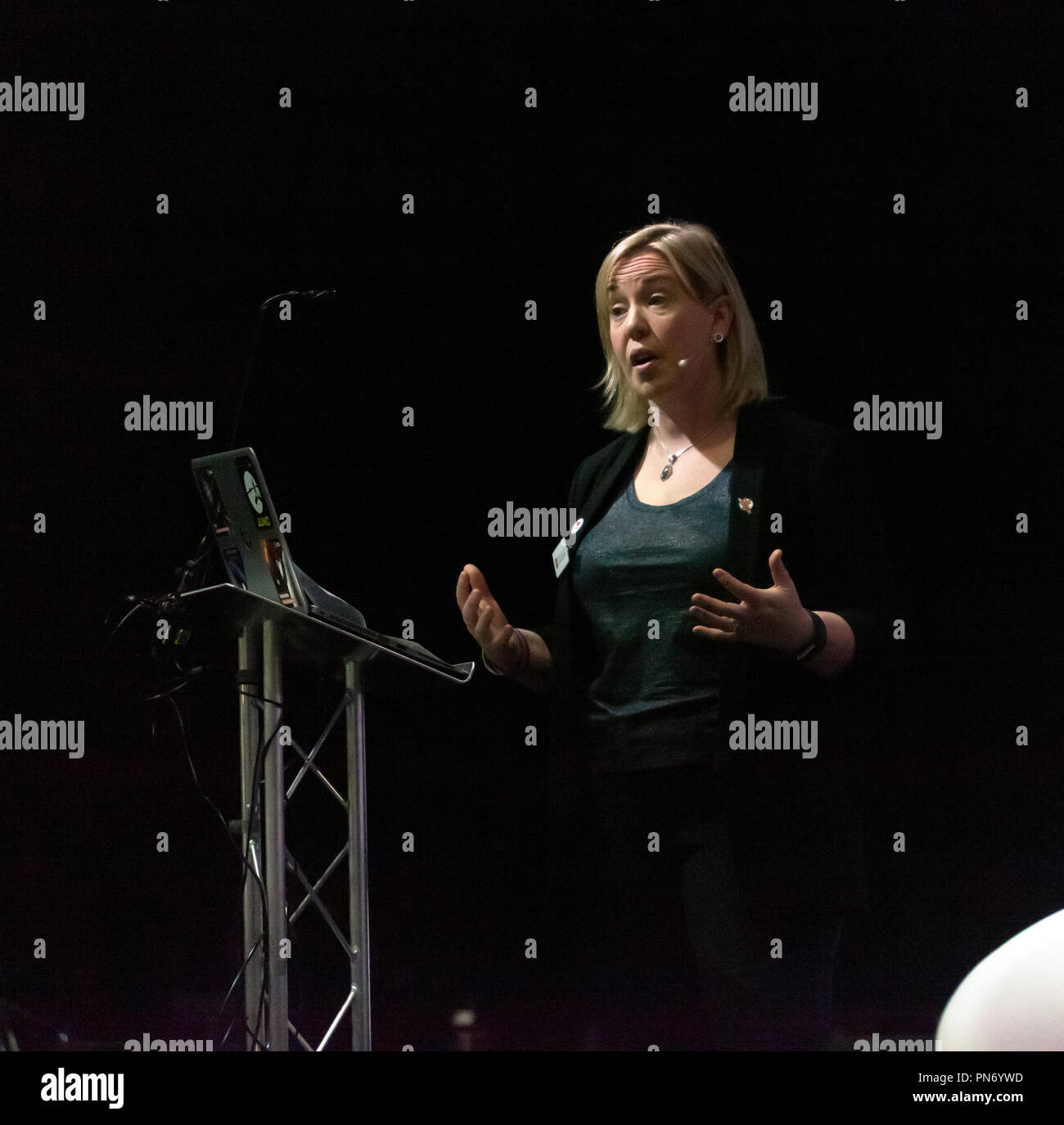 Il Professor Emma Bunce spiegando il ruolo della sonda Bepi Colombo, nella sua imminente missione di mercurio, sul cosmo stadio, a New Scientist Live Foto Stock