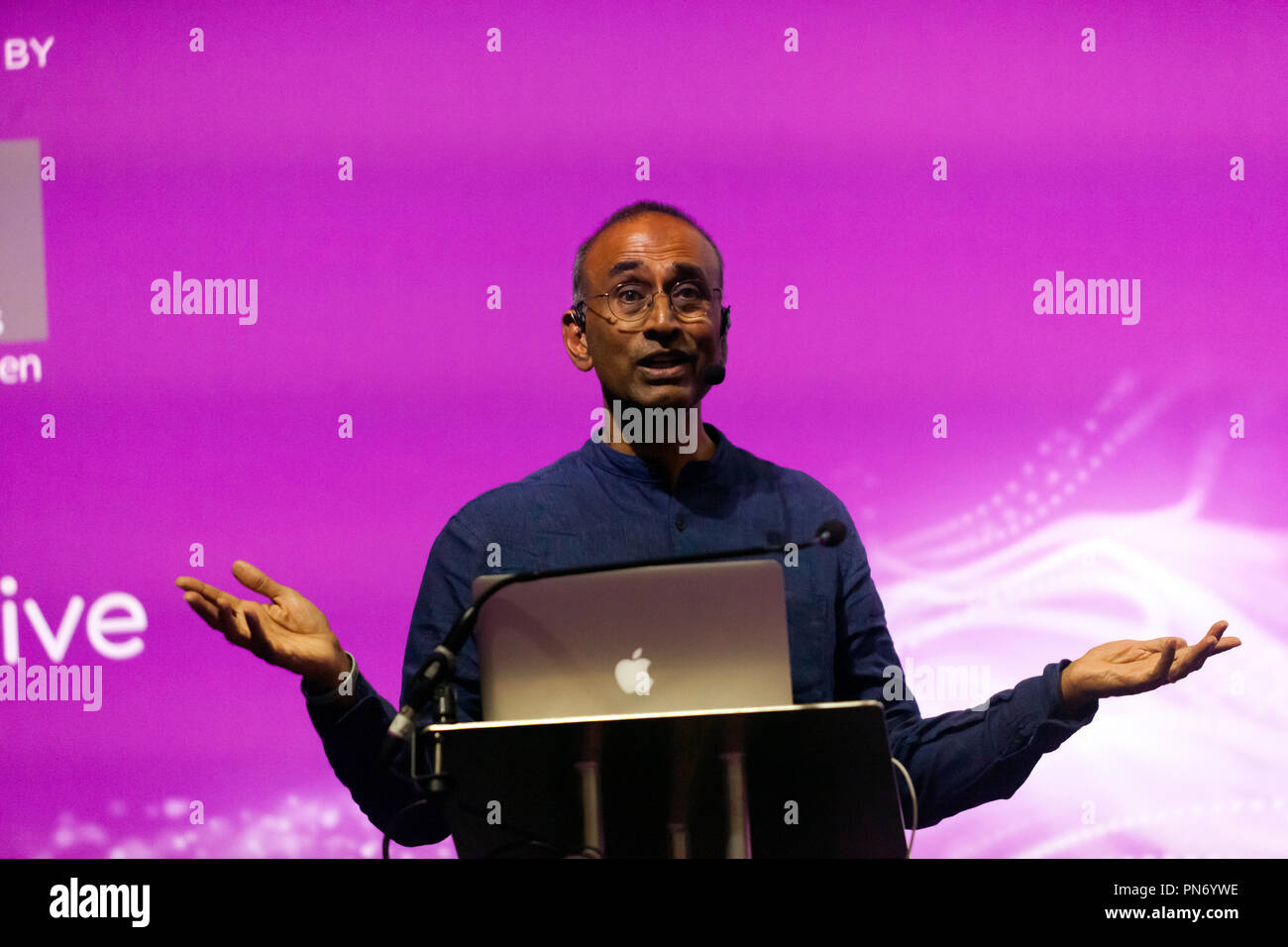 Il premio Nobel Sir Venki Ramakrishnan, racconta la storia del ribosoma, sull'uomo stadio, a New Scientist Live Foto Stock