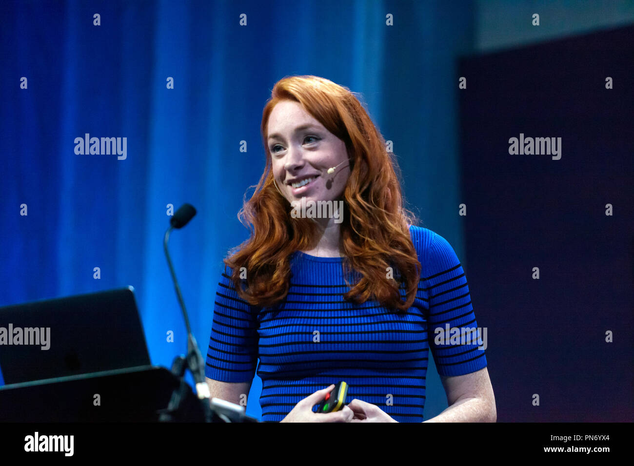 Emittente televisiva Hannah Fry parlando di come essere un essere umano nell'età della macchina, sul palco principale a New Scientist Live 2018 Foto Stock