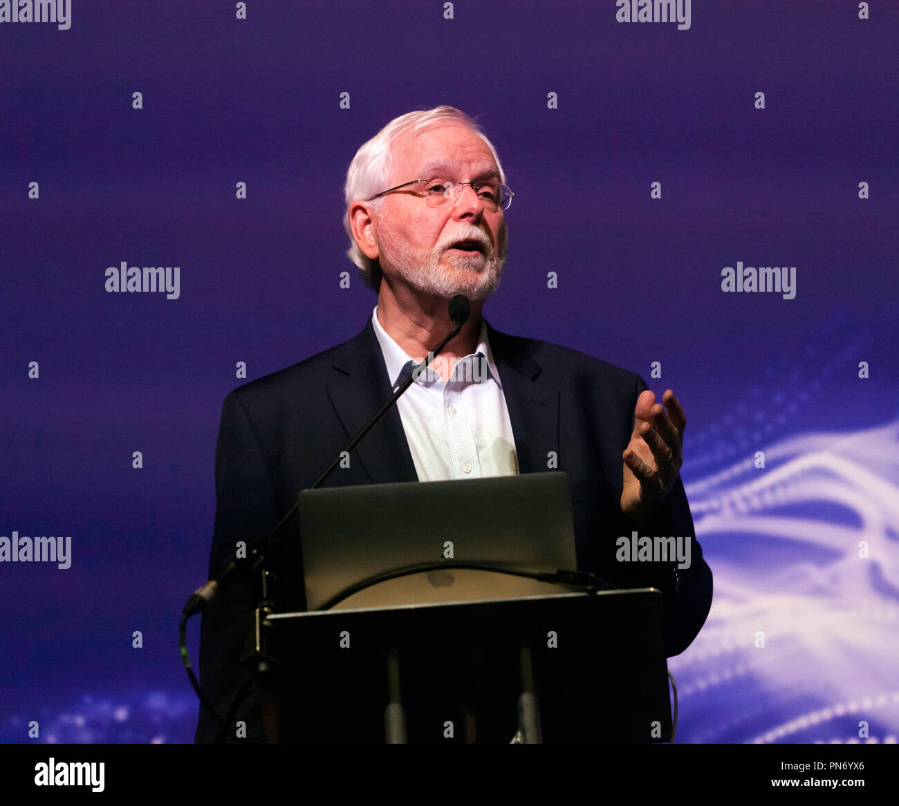 Celebre ingegnere John Donoghue parlando di come collegamenti di computer hanno aiutato le persone con lesioni cerebrali o paraplegia, di utilizzare i loro neuroni direttamente ai dispositivi di controllo in fase di progettazione, a New Scientist Live 2018 Foto Stock