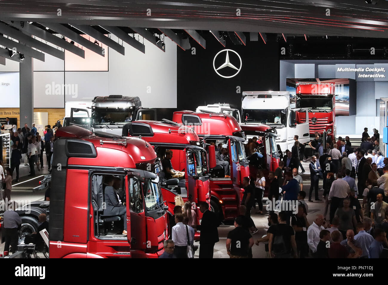 Hannover, Germania. Xx Settembre, 2018. I visitatori sono visti presso lo stand di Daimler durante la IAA Veicoli Commerciali di Hannover, Germania, il 7 settembre 20, 2018. La 67th biennale per la fiera commerciale include 2,174 espositori provenienti da circa 48 paesi e regioni. In totale gli espositori presenti 435 anteprime globale per il settore dei veicoli commerciali su un'area di 282,000 metri quadrati. Credito: Shan Yuqi/Xinhua/Alamy Live News Foto Stock