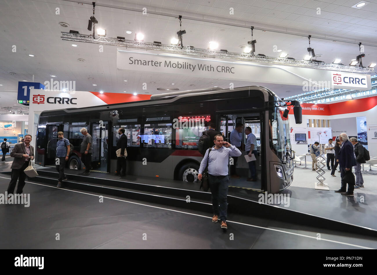 Hannover, Germania. Xx Settembre, 2018. I visitatori sono visti presso lo stand di CRRC durante la IAA Veicoli Commerciali di Hannover, Germania, il 7 settembre 20, 2018. La 67th biennale per la fiera commerciale include 2,174 espositori provenienti da circa 48 paesi e regioni. In totale gli espositori presenti 435 anteprime globale per il settore dei veicoli commerciali su un'area di 282,000 metri quadrati. Credito: Shan Yuqi/Xinhua/Alamy Live News Foto Stock