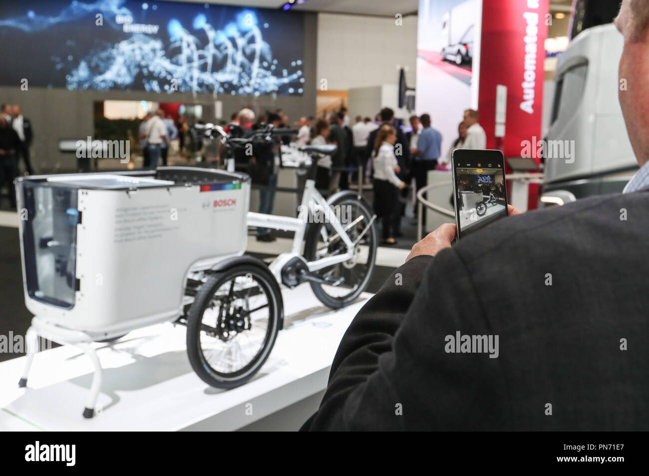 Hannover, Germania. Xx Settembre, 2018. Un visitatore prende le foto di un eBike presso lo stand di Bosch durante la IAA Veicoli Commerciali di Hannover, Germania, il 7 settembre 20, 2018. La 67th biennale per la fiera commerciale include 2,174 espositori provenienti da circa 48 paesi e regioni. In totale gli espositori presenti 435 anteprime globale per il settore dei veicoli commerciali su un'area di 282,000 metri quadrati. Credito: Shan Yuqi/Xinhua/Alamy Live News Foto Stock