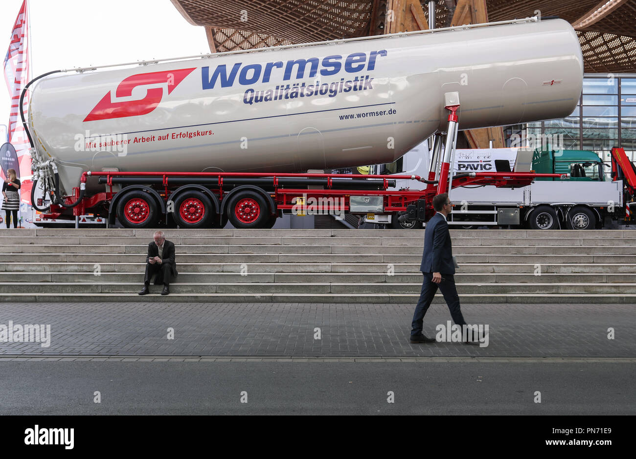 Hannover, Germania. Xx Settembre, 2018. Un visitatore passeggiate passato un trasportatore visualizzato durante la IAA Veicoli Commerciali di Hannover, Germania, il 7 settembre 20, 2018. La 67th biennale per la fiera commerciale include 2,174 espositori provenienti da circa 48 paesi e regioni. In totale gli espositori presenti 435 anteprime globale per il settore dei veicoli commerciali su un'area di 282,000 metri quadrati. Credito: Shan Yuqi/Xinhua/Alamy Live News Foto Stock