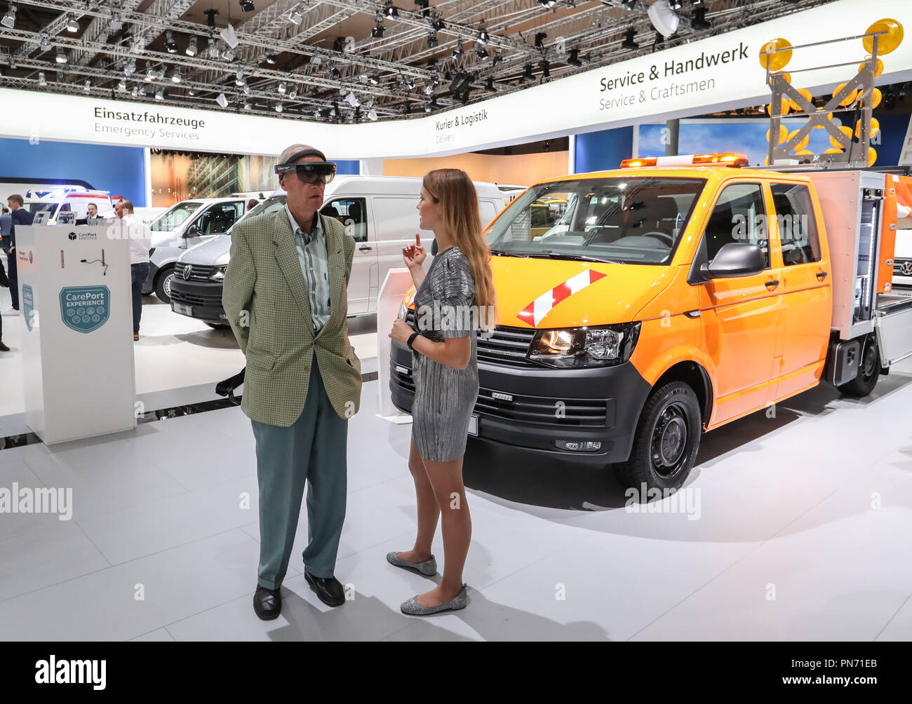 Hannover, Germania. Xx Settembre, 2018. Un visitatore indossa un dispositivo VR durante la IAA Veicoli Commerciali di Hannover, Germania, il 7 settembre 20, 2018. La 67th biennale per la fiera commerciale include 2,174 espositori provenienti da circa 48 paesi e regioni. In totale gli espositori presenti 435 anteprime globale per il settore dei veicoli commerciali su un'area di 282,000 metri quadrati. Credito: Shan Yuqi/Xinhua/Alamy Live News Foto Stock